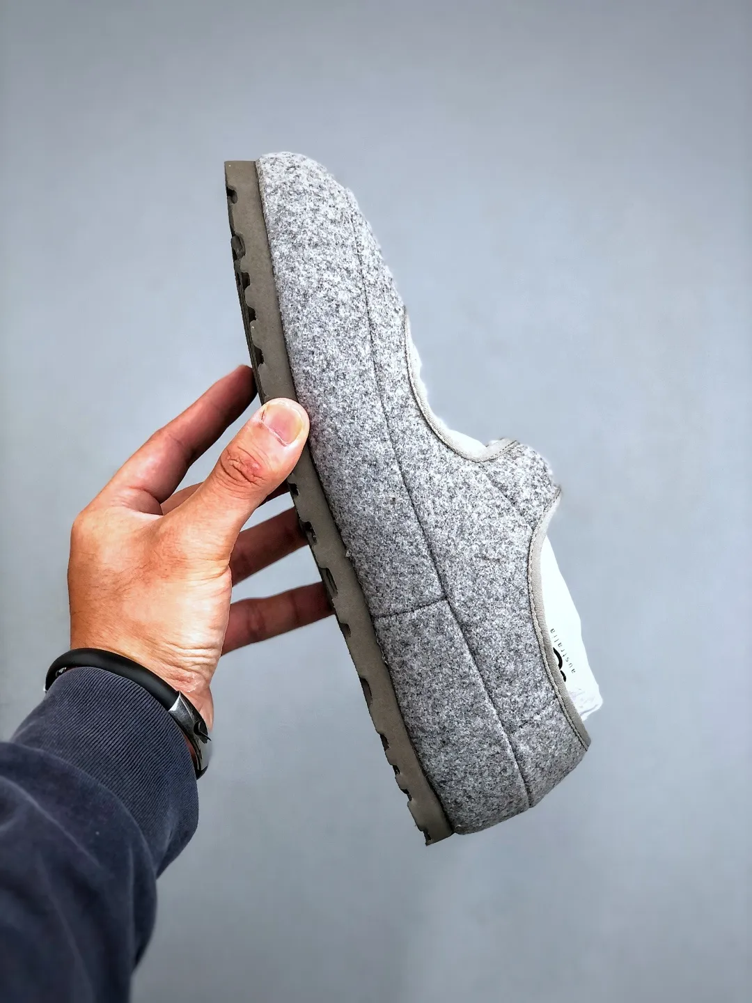 Local self-pickup 💰520 supports store release. The best-selling model on the entire network at the end of the year, UGG Mary Jane Mule slippers, 1.5CM thin sole, women's model, Xiaohongshu hot model, produced by a major foreign trade factory in Guangzhou, from toe to insole, real sheep fur, independent outer box packaging, craftsmanship, different from any version on the market, 1.5Ccm thin sole, independent original development of outsole, cashmere insole, keeping warm in winter, going out, and a very suitable choice for home use. This year uug launches a style series Partly catered to the preferences of young consumers, it has also moved to the forefront of fashion trends. Shoe body material: suede upper, 17mm UGGPURE™ implanted wool insole, lightweight non-slip and comfortable rubber outsole, with brand LOGO and trademark, with full packaging Size: 35-40